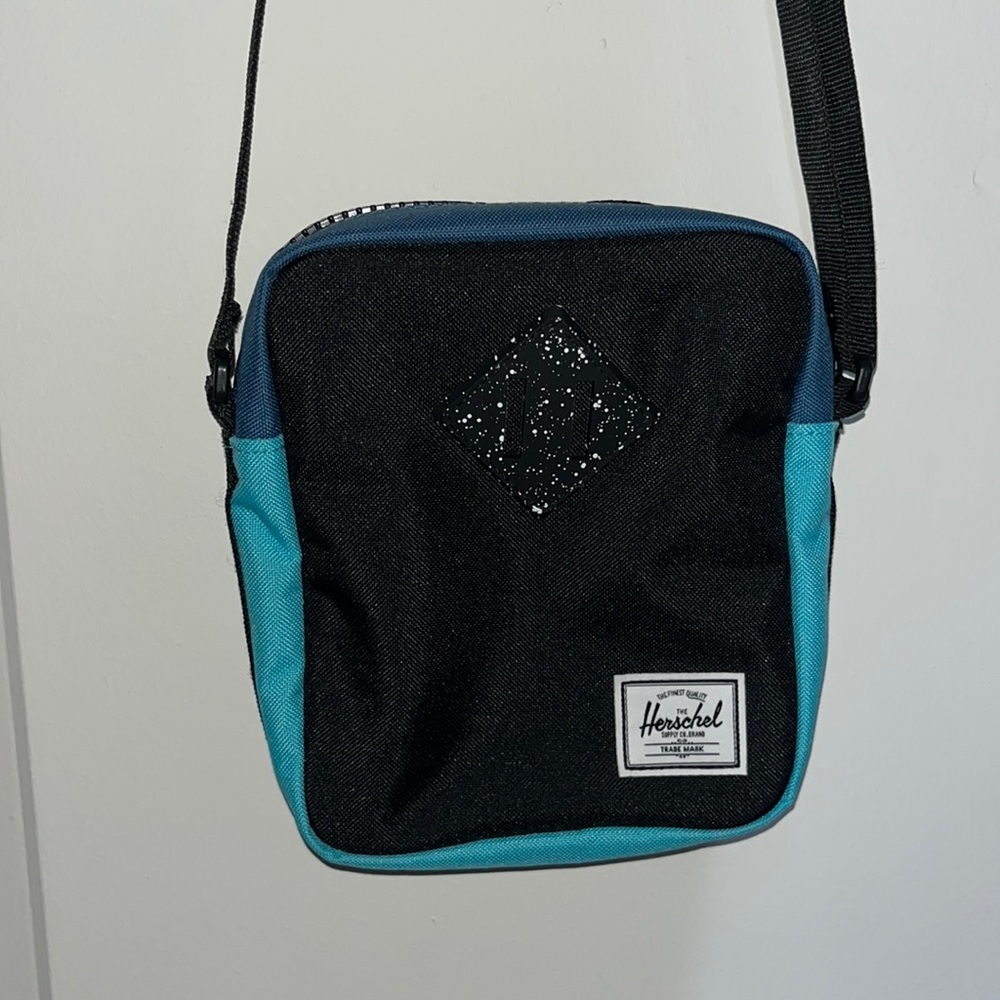 🚫SOLD🚫Herschel heritage crossbody
